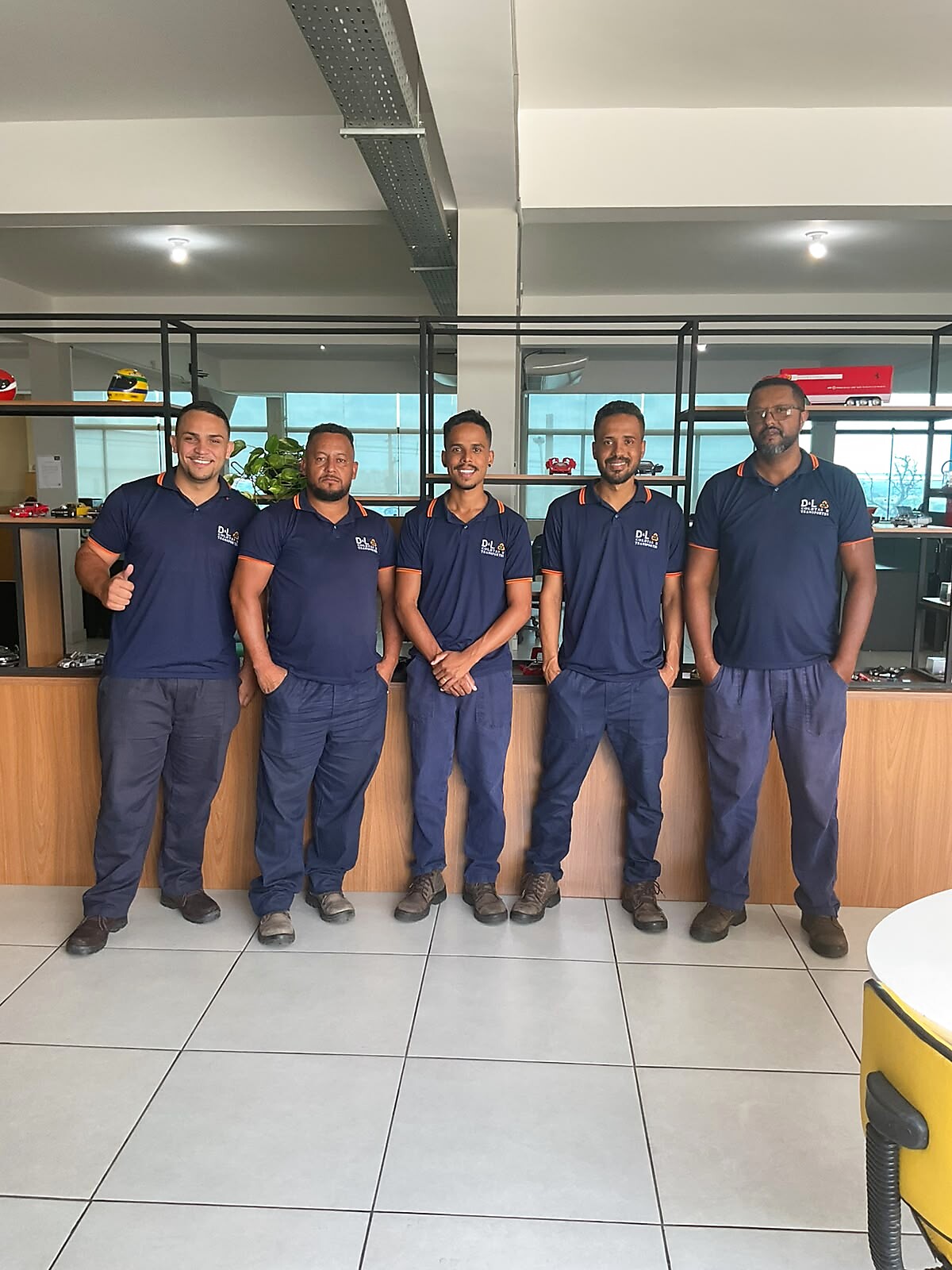 Equipe da D&L Coletas e Transportes uniformizada na sede